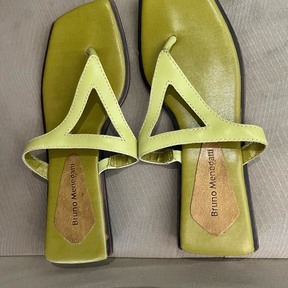 Green Minimalist Sandals with Geometric Strap Design